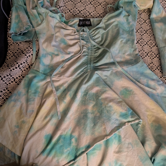 Current Mood Asymmetrical Dress in Green and Yellow - Picture 11 of 12